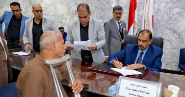 محافظ سوهاج يستمع إلى مطالب وشكاوى المواطنين فى اللقاء الجماهيرى