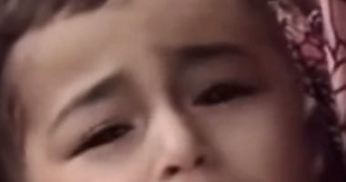 "أنا تعبت".. طفل فلسطينى فى أحضان أمه يشكو الحرب على غزة