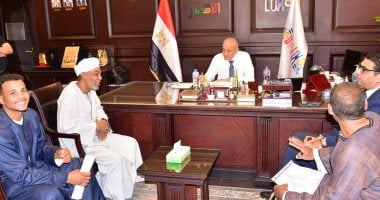 محافظ الأقصر يستقبل وفد قرية نجع البركة لبحث احتياجات أهالى القرية