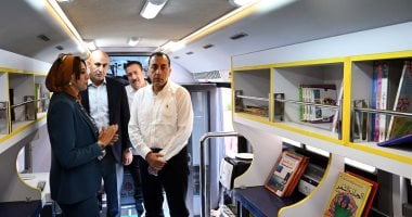 رئيس الوزراء يتفقد وحدة المكتبة المتنقلة بقرية شمّا أشمون بالمنوفية