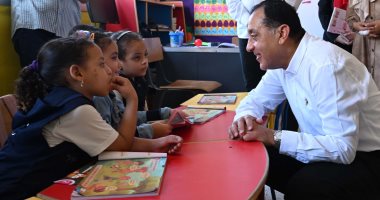 طالبة بمدرسة ابتدائية بالمنوفية لـ رئيس الوزراء: المناهج جميلة جدا