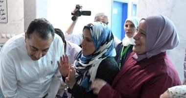 رئيس الوزراء يستفسر من المواطنين بقرية شما عن جودة الخدمات الطبية المقدمة