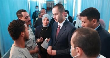 نائب وزير الصحة يتفقد مركز صحة أسرة غرب الجامعات ويوجه بصرف مكافأة للعاملين