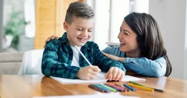 تعملى إيه لو ابنك بيكره مادة معينة فى المدرسة؟ 7 نصائح تساعده يذاكرها