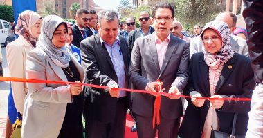 رئيس جامعة بنها يفتتح معرض منتجات الجامعة.. ويشيد بتنوع المعروضات