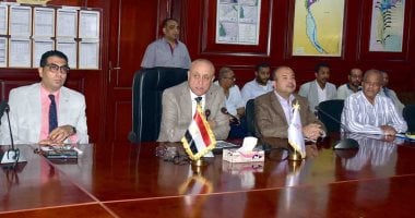 محافظ الأقصر يناقش مقترحات التطوير وخدمة المواطنين مع 13 مدير مديرية.. صور