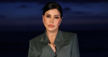 جومانا مراد تخرج عن المألوف فى جلسة تصوير بالبدلة الكلاسيك على البحر