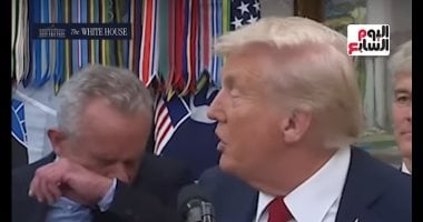 وزير الصحة الأمريكى يعطس.. وترامب: أتمنى أن لا تكون نقلت لى كورونا (فيديو)