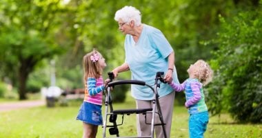 اليوم العالمى للمسنين.. كيف تعلم طفلك الاهتمام بكبار السن؟
