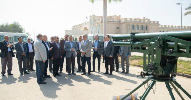 وزير الإنتاج الحربى يتابع سير العملية الإنتاجية بمصنع إنتاج وإصلاح المدرعات