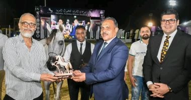 محافظ الشرقية يسلم مجسمات الحصان الجامح للفائزين بمسابقة جمال الخيل