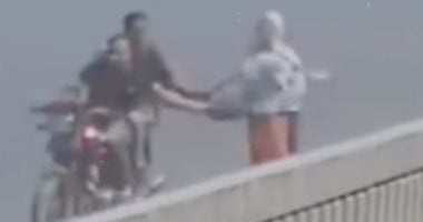 الأكثر مشاهدة.. فيديو لحظة سرقة شنطة فتاة على الطريق السريع