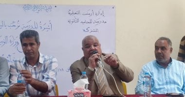 وكيل تعليم الأقصر يلتقى طلابا بالثانوية العامة فى أرمنت حول نظام البكالوريا.. صور