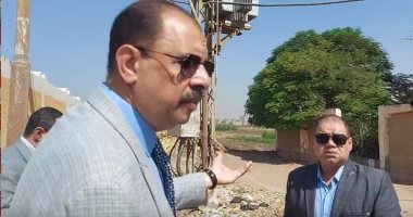 الزبالة فى كل مكان.. محافظ سوهاج يحيل مسئول نظافة قرية آبار الوقف للتحقيق
