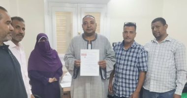 تسليم 15 من عقود الملكية النهائية لوحدات الإسكان بمنطقة رواج وحى الزهور بالأقصر