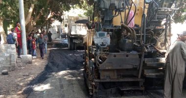 رصف طريق عزبة سعيد بأبنوب لتذليل العقبات وتسريع وتيرة التنفيذ بأسيوط