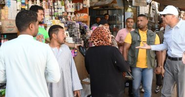 محافظ أسوان يشدد على نقل الباعة الجائلين أمام مسجد المطار للسويقات الجديدة