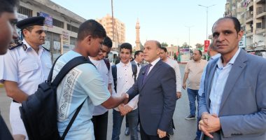 محافظ كفر الشيخ يتفقد الشوارع والميادين ويستمع إلى طلبات ومقترحات الأهالى