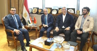 وزير الإسكان يلتقى السفير المغربى لبحث أوجه التعاون المشترك