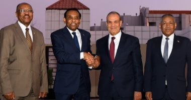 وزير الخارجية يؤكد لرئيس وزراء السودان رفض الإجراءات الأحادية فى نهر النيل