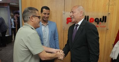 محافظ القاهرة يزور اليوم السابع ورئيس التحرير عبد الفتاح عبد المنعم فى استقباله