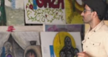 فنان فلسطينى يرسم أعماله على صناديق المساعدات الإنسانية