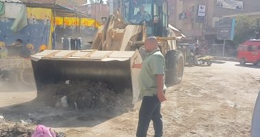 حملات مكثفة لرفع السوق العشوائى بسور الإدارة التعليمية بمدينة أبنوب بأسيوط
