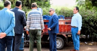 محافظ الدقهلية يستوقف أحد بائعي أسطوانات الغاز بمنية النصر للتأكد من الوزن