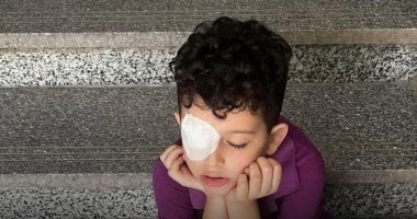 معلمة تصيب طفلا بقرنيته بعد قذفه بكتاب فى الدقهلية.. وعائلته تحكى التفاصيل