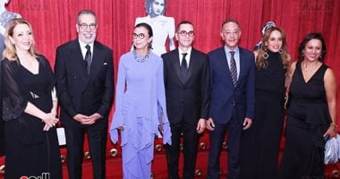 نائب رئيس الوزراء وإلهام شاهين يشاركون فى العرض الخاص لمسرحية أم كلثوم