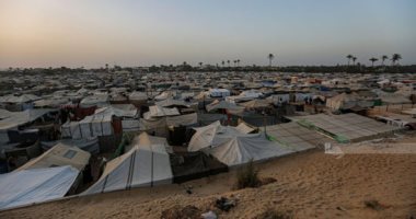 خيام مكتظة وأوضاع مأساوية في النزوح الجماعي من مدينة غزة إلى دير البلح