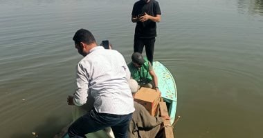 توصيل المساعدات بالمركب للأسر المتضررة من فيضان نهر النيل بالمنوفية.. فيديو