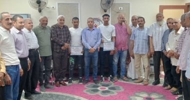 تكريم طالبين عثرا على مبلغ مالى وأعادوه لربة منزل وابنها بالوادى الجديد