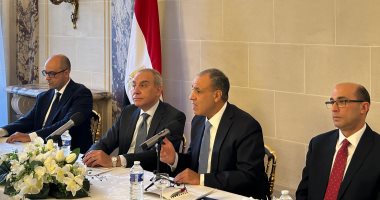 وزير الخارجية والهجرة يلتقى بأعضاء الجالية المصرية فى باريس