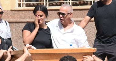 انهيار ياسمين نوح آدم فى جنازة والدها نجم الزمالك السابق