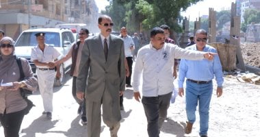 محافظ سوهاج يتفقد رصف طريق العسيرات المنشاة بطول 12 كيلو متر