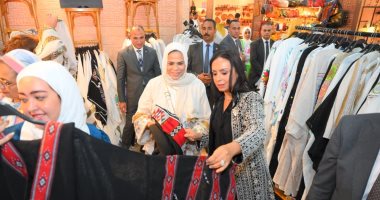 منتجات الخزف والكتان والعسل تتصدر جناح صندوق دعم الصناعات الريفية والبيئية بمعرض تراثنا