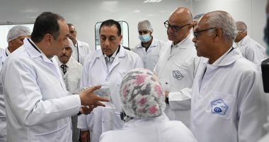 رئيس الوزراء يتفقد مصنعى المستحضرات الصيدلية الصلبة والمحاليل الوريدية