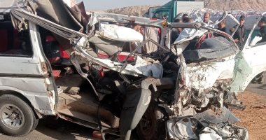 مصرع 4 أشخاص وإصابة آخرين إثر حادث سيارة ميكروباص بالطريق الأوسطي.. صور