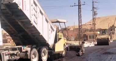 رصف وإنارة مزلقان قرية العوينية بإدفو