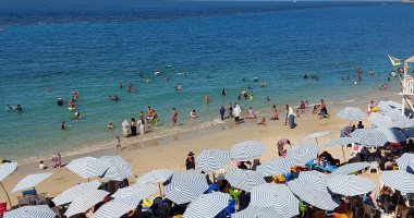 رمله وبحر ولعب راكيت.. استمرار أجواء المصيف على شواطئ الإسكندرية رغم بدء فصل الخريف.. درجات الحرارة تتراوح من 29 إلى30 فى العظمى.. هدوء البحر يسمح بركوب الألعاب المائية.. صور وفيديو