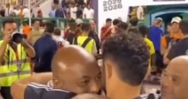 وليد صلاح الدين يصطحب ياسر إبراهيم للاعتذار إلى مسئول تسليم جائزة المباراة.. فيديو