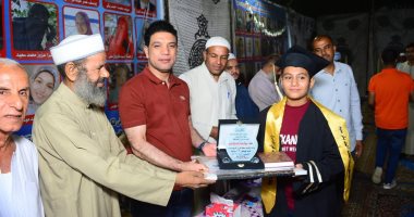 نائب محافظ سوهاج يكرم 700 طالب و24 حافظًا للقرآن الكريم بشطورة.. فيديو
