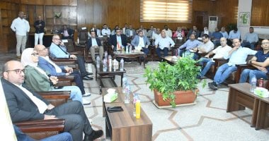 وزير الاسكان يعقد اجتماعا مع رؤساء أجهزة مدن غرب القاهرة لمتابعة ملفات العمل