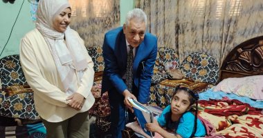 استجابة لليوم السابع.. إدارة طهطا التعليمية تسلم الطفلة شهد كتبها المدرسية.. صور