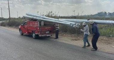 محافظ كفر الشيخ يوجه بتركيب 15 عمود كهرباء جديد بطريق الخاشعة بلطيم