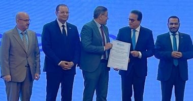 وزير الصحة يكرم مديرة الصحة بالمنوفية لتصدرها الجمهورية فى سلامة المرضى