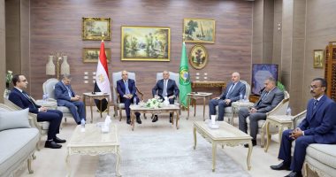 محافظ الإسماعيلية يستقبل وزير الموارد المائية والرى ويهديه درع المحافظة