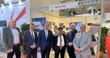 سفير مصر لدى بلجيكا والاتحاد الأوروبى يتفقد أجنحة الشركات المصرية بمعرض Busworld 2025