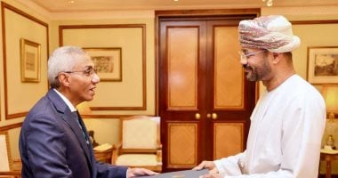 وزيرُ الخارجية العماني يتسلّم نسخة من أوراق اعتماد السفير المصري بمسقط